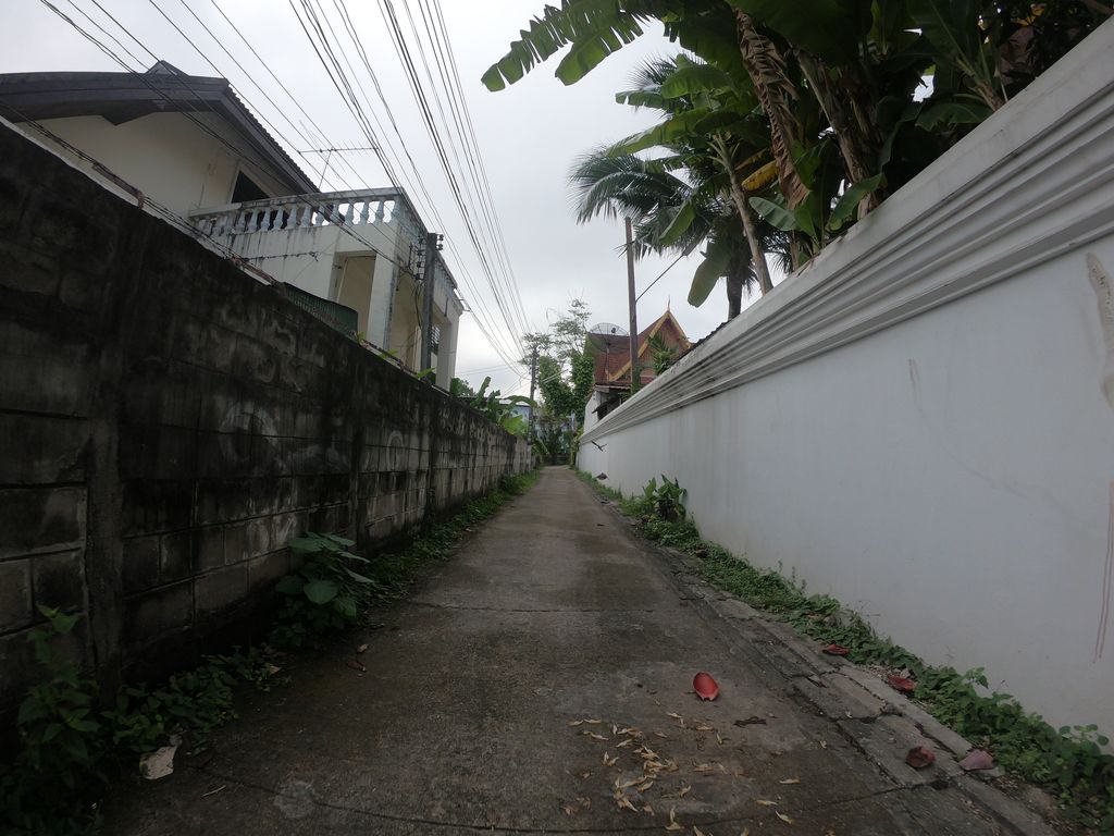 ภาพถนนตรงที่ RaDa Guesthouse ตั้งอยู่ ถ่ายโดย chanuwath_grab พ.ศ. 2562 (2019) · A street-level view of where RaDa Guesthouse stands, by chanuwath_grab in 2562 (2019)