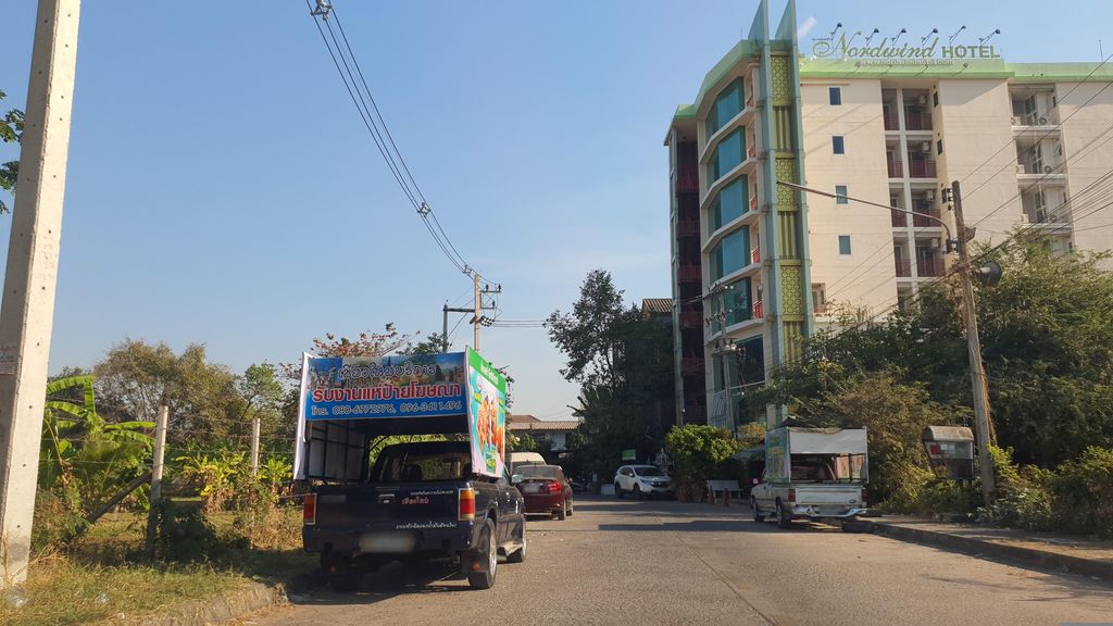 ภาพถนนตรงที่ Xlion Muay Thai Gym ตั้งอยู่ ถ่ายโดย jrcarlsen พ.ศ. 2566 (2023) · A street-level view of where Xlion Muay Thai Gym stands, by jrcarlsen in 2566 (2023)