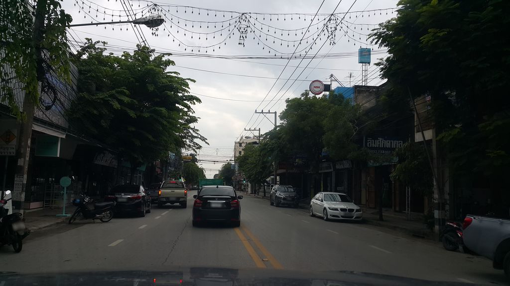 ภาพถนนตรงที่ Charoen Mueang Pharmacy ตั้งอยู่ ถ่ายโดย jrcarlsen พ.ศ. 2560 (2017) · A street-level view of where Charoen Mueang Pharmacy stands, by jrcarlsen in 2560 (2017)