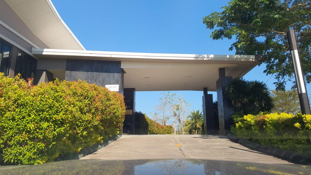 ภาพถนนตรงที่ Gayarandra spa ตั้งอยู่ ถ่ายโดย jrcarlsen พ.ศ. 2565 (2022) · A street-level view of where Gayarandra spa stands, by jrcarlsen in 2565 (2022)