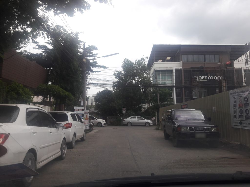 ภาพถนนตรงที่ Livin’ H ตั้งอยู่ ถ่ายโดย ratchaphat พ.ศ. 2561 (2018) · A street-level view of where Livin’ H stands, by ratchaphat in 2561 (2018)