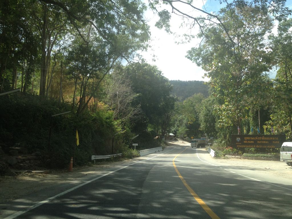 ภาพถนนตรงที่ อุทยานแห่งชาติออบหลวง ตั้งอยู่ ถ่ายโดย jimwatana พ.ศ. 2558 (2015) · A street-level view of where อุทยานแห่งชาติออบหลวง · Opluang National park stands, by jimwatana in 2558 (2015)
