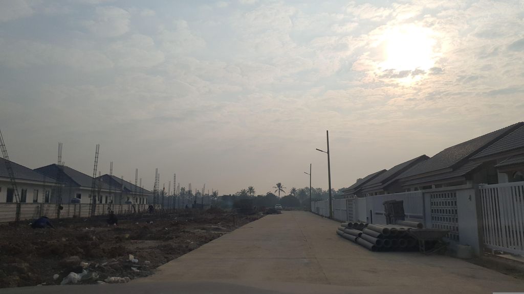 ภาพถนนตรงที่ อิเลคทรอนิกส์เวลล์ ตั้งอยู่ ถ่ายโดย jrcarlsen พ.ศ. 2566 (2023) · A street-level view of where อิเลคทรอนิกส์เวลล์ · I Lake So Nikwen stands, by jrcarlsen in 2566 (2023)