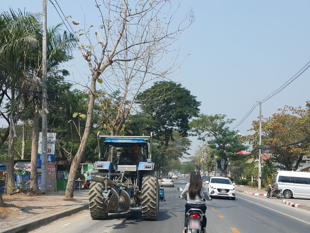 ภาพถนนตรงที่ บุญฟ้า ไลท์ติ้ง ตั้งอยู่ ถ่ายโดย jrcarlsen พ.ศ. 2559 (2016) · A street-level view of where บุญฟ้า ไลท์ติ้ง · Bunfa Laiting stands, by jrcarlsen in 2559 (2016)
