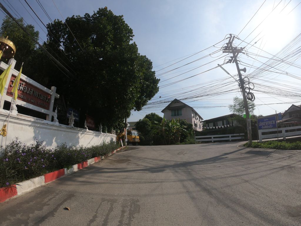 ภาพถนนตรงที่ พลอยดาว ต่อขนตา สักปาก เชียงใหม่ ตั้งอยู่ ถ่ายโดย chanuwath_grab พ.ศ. 2562 (2019) · A street-level view of where พลอยดาว ต่อขนตา สักปาก เชียงใหม่ · Phaloidao Toknata Sakpak Chiang Mai stands, by chanuwath_grab in 2562 (2019)