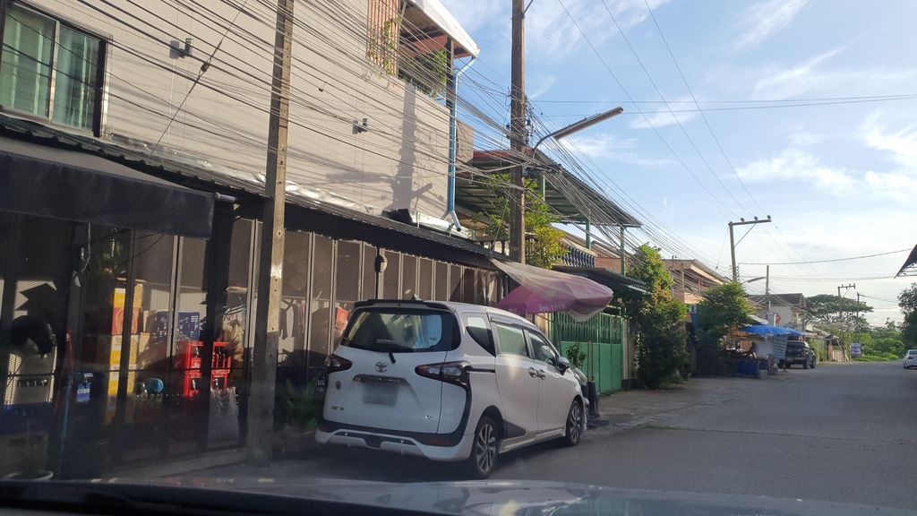 ภาพถนนตรงที่ นิ่มซี่เส็งขนส่ง ตั้งอยู่ ถ่ายโดย jrcarlsen พ.ศ. 2565 (2022) · A street-level view of where นิ่มซี่เส็งขนส่ง · Nimsiseng Khanasong stands, by jrcarlsen in 2565 (2022)