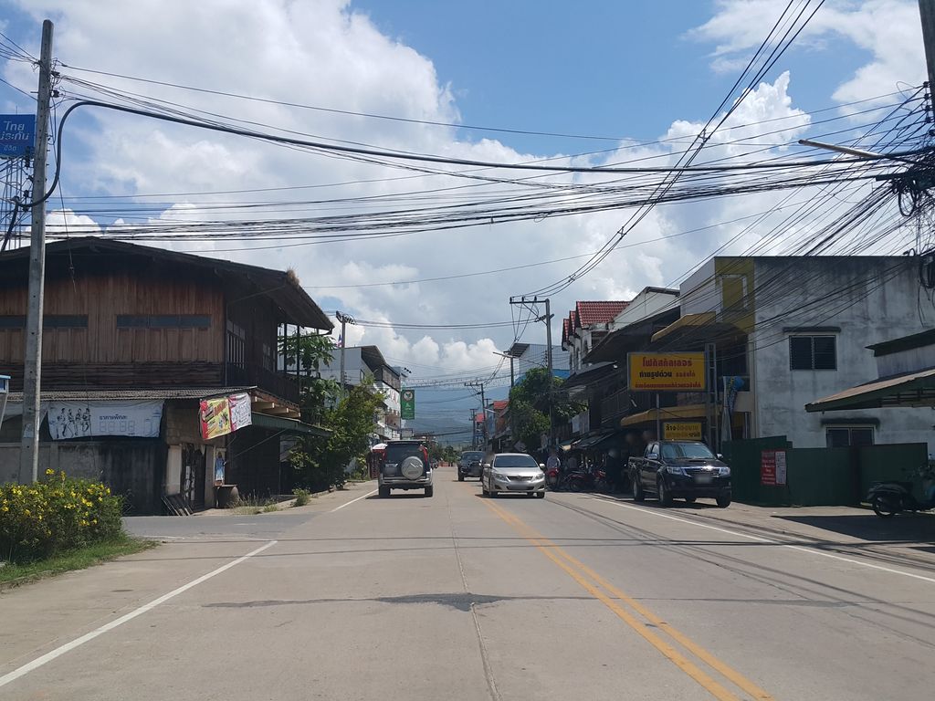 ภาพถนนตรงที่ ร้าน จินตณา ออร์โต้ Sond ตั้งอยู่ ถ่ายโดย jrcarlsen พ.ศ. 2558 (2015) · A street-level view of where ร้าน จินตณา ออร์โต้ Sond stands, by jrcarlsen in 2558 (2015)