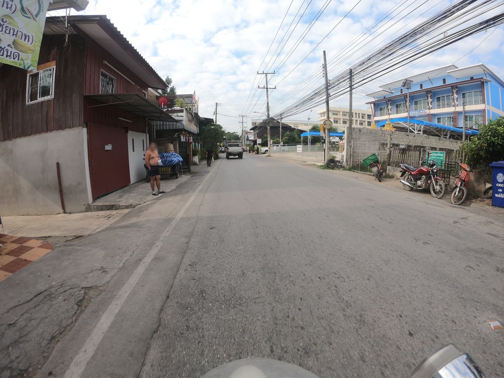 ภาพถนนตรงที่ ร้านมะละกอเจ๊สมัย ตั้งอยู่ ถ่ายโดย chanuwath_grab พ.ศ. 2562 (2019) · A street-level view of where ร้านมะละกอเจ๊สมัย · Ran Malako Che Samai stands, by chanuwath_grab in 2562 (2019)