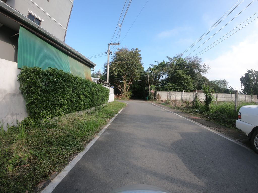 ภาพถนนตรงที่ เฮือนคำแมนชั่น ตั้งอยู่ ถ่ายโดย chanuwath_grab พ.ศ. 2562 (2019) · A street-level view of where เฮือนคำแมนชั่น · Hueankham Mansion stands, by chanuwath_grab in 2562 (2019)