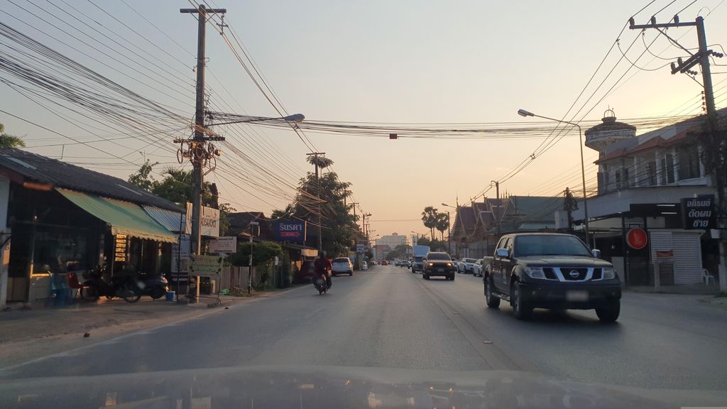 ภาพถนนตรงที่ บีพี ออโต้ซาวด์ ตั้งอยู่ ถ่ายโดย jrcarlsen พ.ศ. 2566 (2023) · A street-level view of where บีพี ออโต้ซาวด์ · B Phi Auto Sound stands, by jrcarlsen in 2566 (2023)