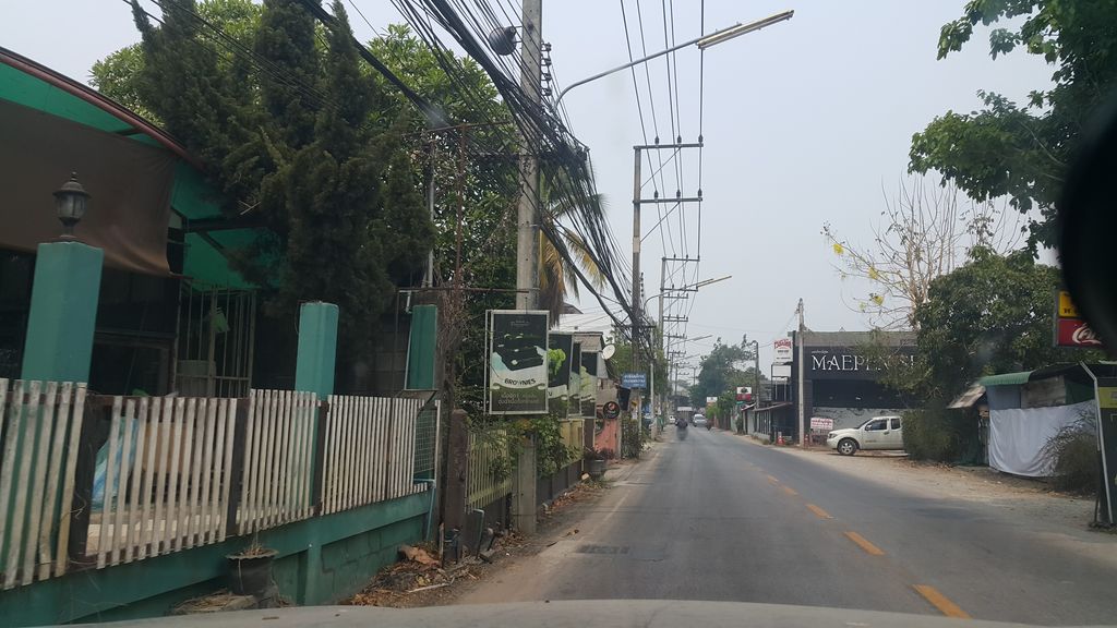 ภาพถนนตรงที่ Gong Jora Pizza ตั้งอยู่ ถ่ายโดย jrcarlsen พ.ศ. 2562 (2019) · A street-level view of where Gong Jora Pizza stands, by jrcarlsen in 2562 (2019)
