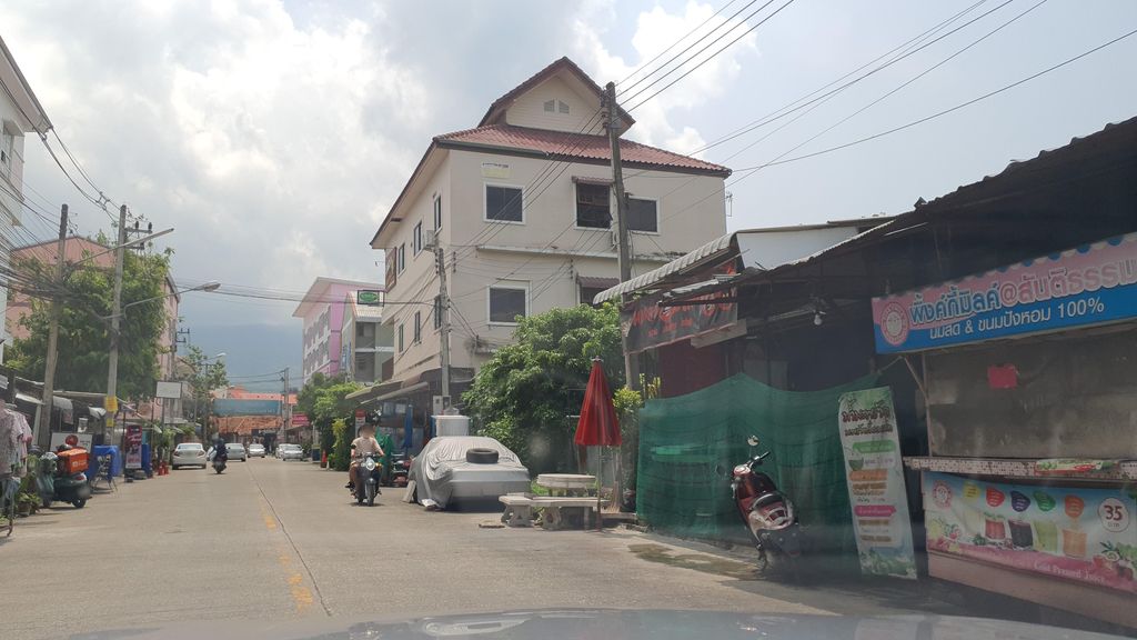 ภาพถนนตรงที่ Pinky Milk ตั้งอยู่ ถ่ายโดย jrcarlsen พ.ศ. 2565 (2022) · A street-level view of where Pinky Milk stands, by jrcarlsen in 2565 (2022)
