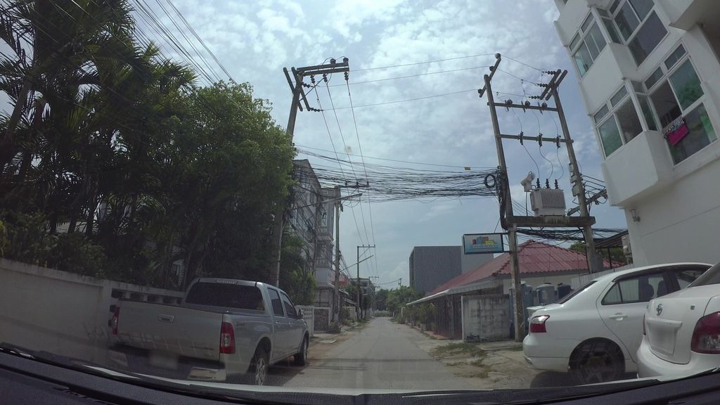 ภาพถนนตรงที่ Curve Eyelash ตั้งอยู่ ถ่ายโดย kaart_3 พ.ศ. 2562 (2019) · A street-level view of where Curve Eyelash stands, by kaart_3 in 2562 (2019)