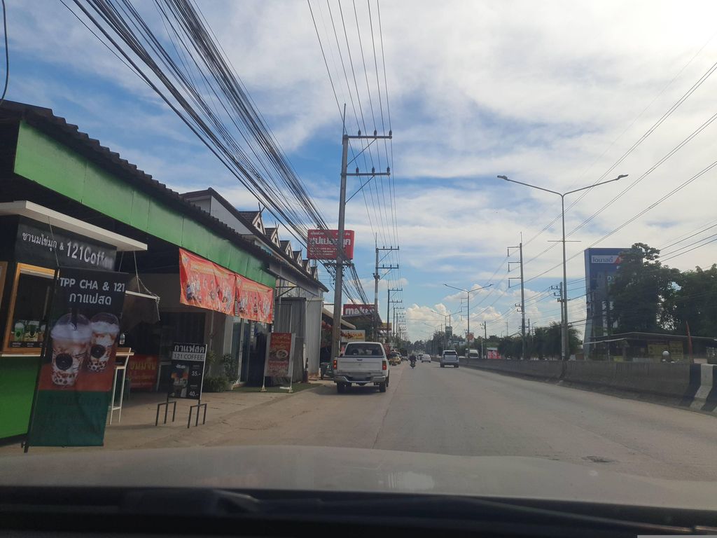 ภาพถนนตรงที่ แม่ริมยางยนต์ ตั้งอยู่ ถ่ายโดย jrcarlsen พ.ศ. 2566 (2023) · A street-level view of where แม่ริมยางยนต์ · Mae Rim Yangyon stands, by jrcarlsen in 2566 (2023)