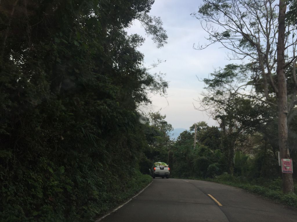ภาพถนนตรงที่ บ้านม่วง ลุงรงค์ ตั้งอยู่ ถ่ายโดย kyoko พ.ศ. 2562 (2019) · A street-level view of where บ้านม่วง ลุงรงค์ · Ban Muang Lungrong stands, by kyoko in 2562 (2019)