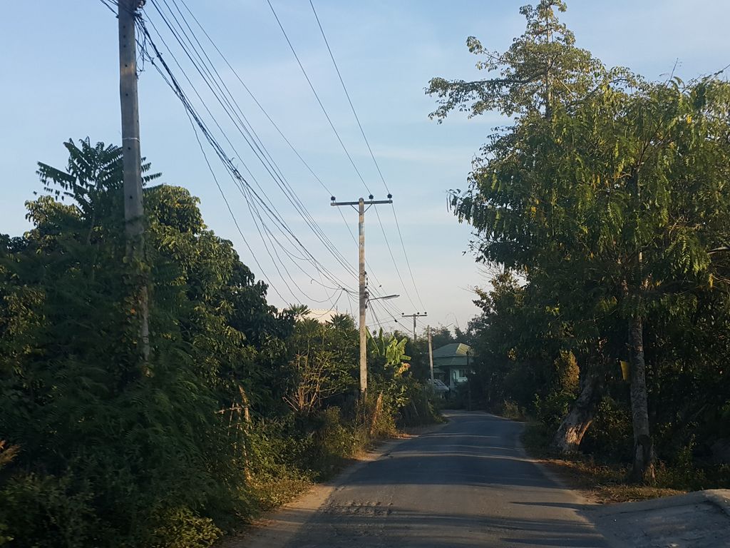 ภาพถนนตรงที่ คลินิกกระดูก นพ.รเณศ ดอยสะเก็ด ตั้งอยู่ ถ่ายโดย jrcarlsen พ.ศ. 2559 (2016) · A street-level view of where คลินิกกระดูก นพ.รเณศ ดอยสะเก็ด · Kraduk Nop.ranet Doi Saket Clinic stands, by jrcarlsen in 2559 (2016)