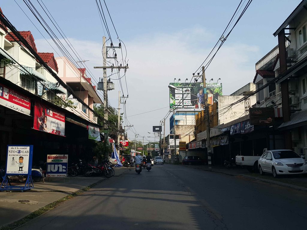 ภาพถนนตรงที่ Unithai เชียงใหม่ ตั้งอยู่ ถ่ายโดย jrcarlsen พ.ศ. 2558 (2015) · A street-level view of where Unithai เชียงใหม่ stands, by jrcarlsen in 2558 (2015)