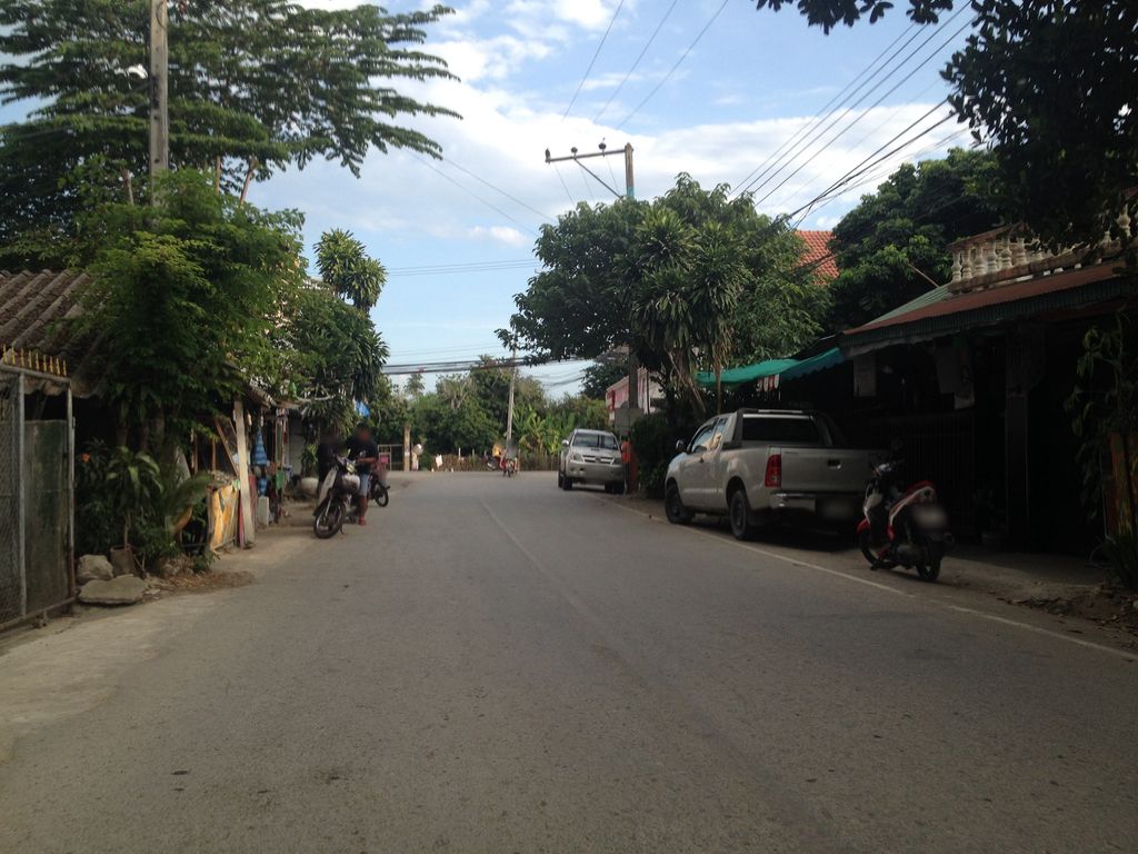 ภาพถนนตรงที่ KONMEK Cafe ตั้งอยู่ ถ่ายโดย jimwatana พ.ศ. 2558 (2015) · A street-level view of where KONMEK Cafe stands, by jimwatana in 2558 (2015)