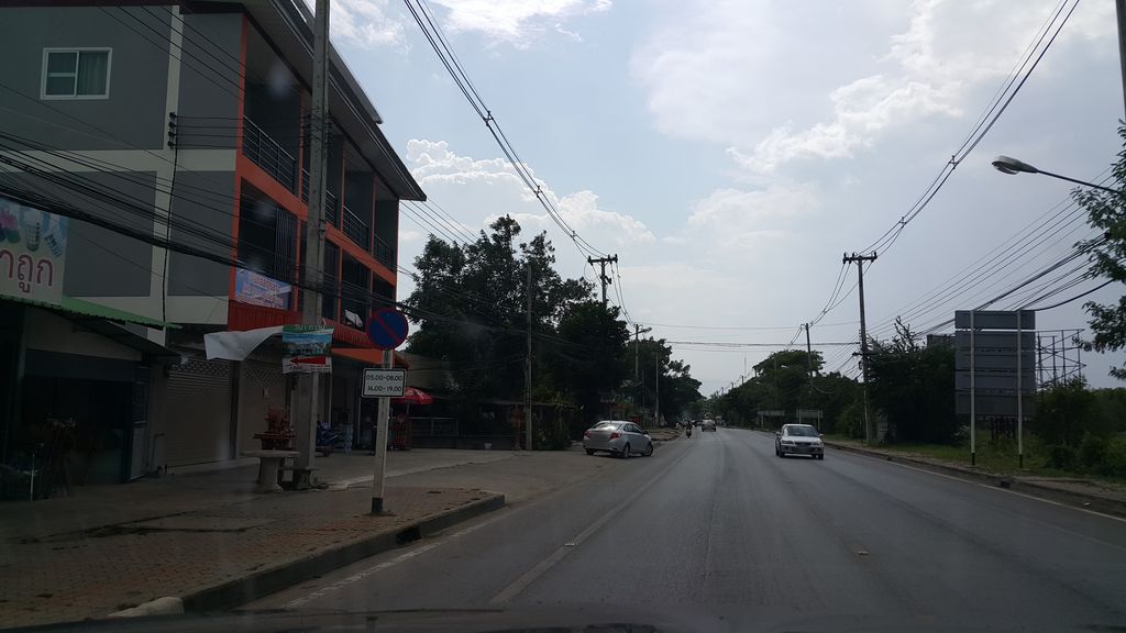 ภาพถนนตรงที่ ลาบไก่บ้านโฮ่ง สันกำแพง ตั้งอยู่ ถ่ายโดย jrcarlsen พ.ศ. 2559 (2016) · A street-level view of where ลาบไก่บ้านโฮ่ง สันกำแพง · Lapkai Ban Hong San Kamphaeng stands, by jrcarlsen in 2559 (2016)