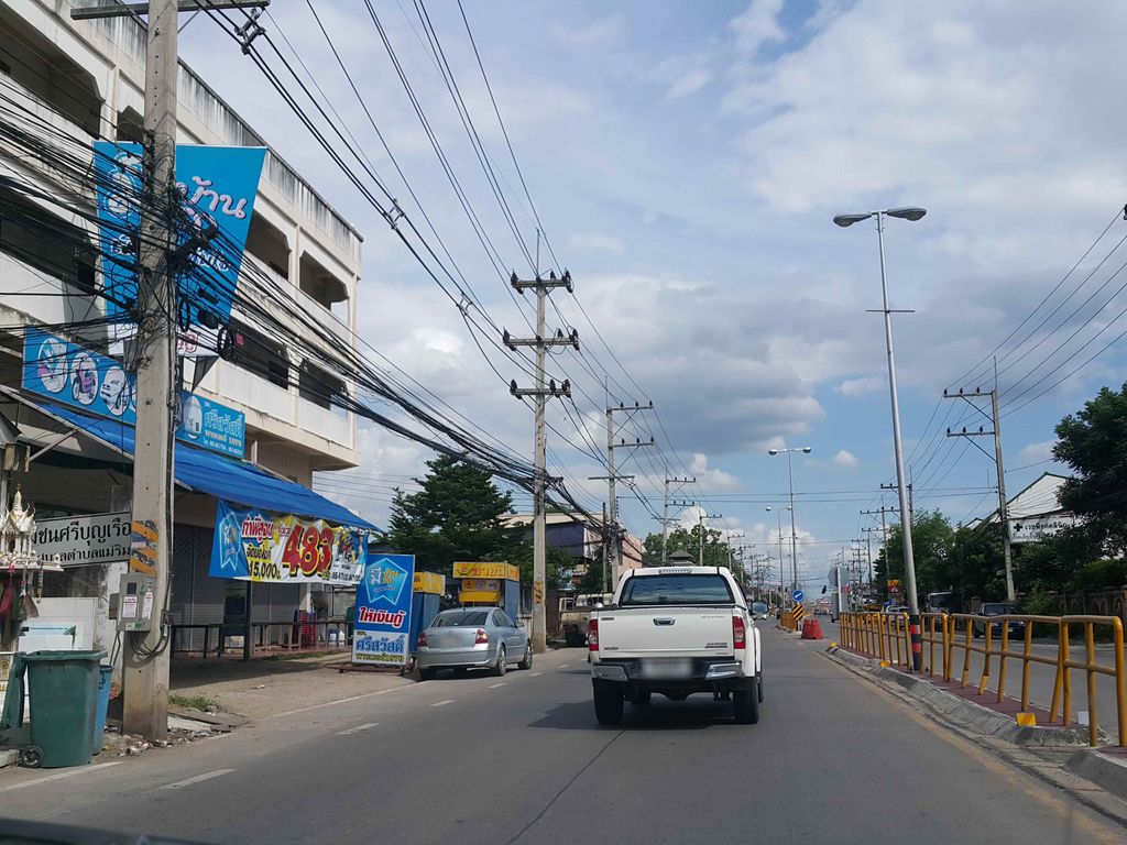 ภาพถนนตรงที่ ร้านเล็กดีไอวาย ตั้งอยู่ ถ่ายโดย jrcarlsen พ.ศ. 2558 (2015) · A street-level view of where ร้านเล็กดีไอวาย · Ran Lek Diaiwai stands, by jrcarlsen in 2558 (2015)