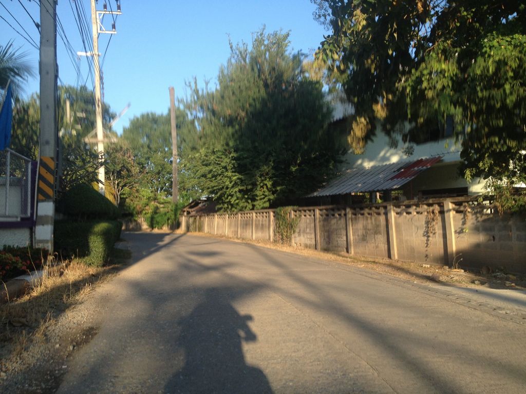 ภาพถนนตรงที่ สำนักงานการไฟฟ้าส่วนภูมิภาคอำเภอสันป่าตอง ตั้งอยู่ ถ่ายโดย jimwatana พ.ศ. 2558 (2015) · A street-level view of where สำนักงานการไฟฟ้าส่วนภูมิภาคอำเภอสันป่าตอง · Samnakngan Kanfaifa Suan Phum Phak Am Phoesanpatong stands, by jimwatana in 2558 (2015)
