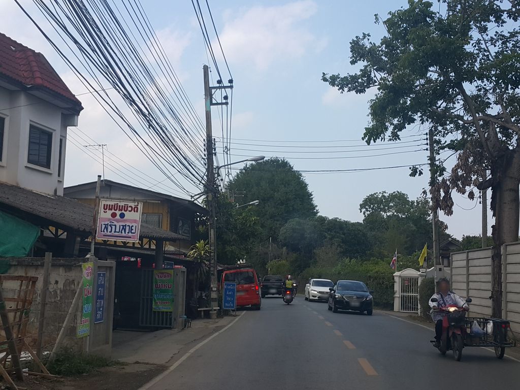 ภาพถนนตรงที่ หม่าล่ารินจังบ้านท่อ ตั้งอยู่ ถ่ายโดย jrcarlsen พ.ศ. 2558 (2015) · A street-level view of where หม่าล่ารินจังบ้านท่อ · Mala Rin Chang Ban Tho stands, by jrcarlsen in 2558 (2015)
