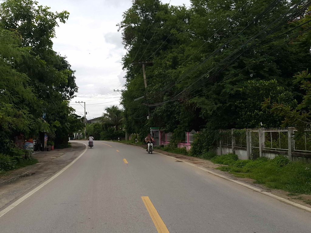 ภาพถนนตรงที่ บ้านเวียงแก้วท่ารั้ว เชียงใหม่ ตั้งอยู่ ถ่ายโดย jrcarlsen พ.ศ. 2558 (2015) · A street-level view of where บ้านเวียงแก้วท่ารั้ว เชียงใหม่ · Ban Wiang Kaeo Tha Rua Chiang Mai stands, by jrcarlsen in 2558 (2015)