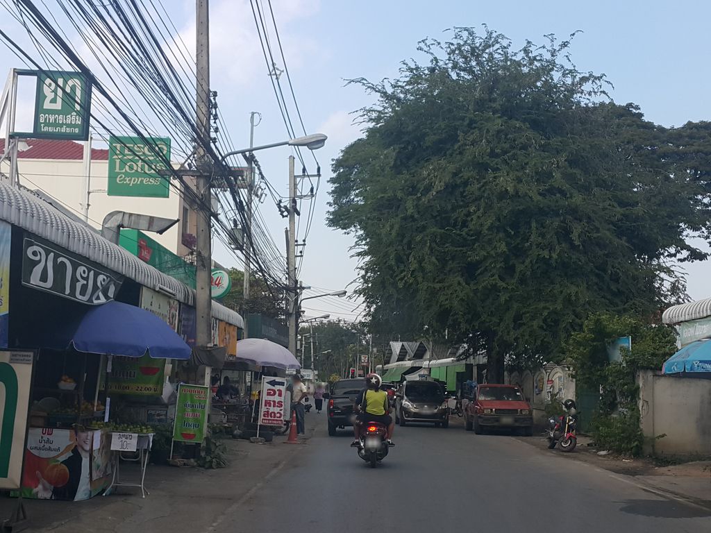 ภาพถนนตรงที่ รุ่งเรืองหมูสดbyแนนซี่ ตั้งอยู่ ถ่ายโดย jrcarlsen พ.ศ. 2558 (2015) · A street-level view of where รุ่งเรืองหมูสดbyแนนซี่ · Rungrueang Mutdabynaensi stands, by jrcarlsen in 2558 (2015)