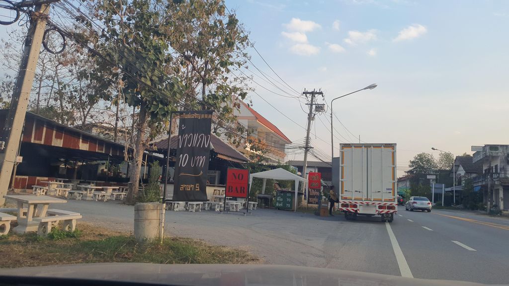 ภาพถนนตรงที่ เฮง ก๋วยเตี๋ยวน้ำตก ตั้งอยู่ ถ่ายโดย jrcarlsen พ.ศ. 2566 (2023) · A street-level view of where เฮง ก๋วยเตี๋ยวน้ำตก · Heng Kuaitiao Nam Tok stands, by jrcarlsen in 2566 (2023)