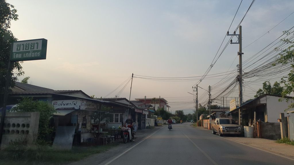 ภาพถนนตรงที่ โกดังยาหารแก้ว ตั้งอยู่ ถ่ายโดย jrcarlsen พ.ศ. 2565 (2022) · A street-level view of where โกดังยาหารแก้ว · Kodangya Hankwae stands, by jrcarlsen in 2565 (2022)