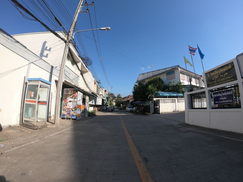 ภาพถนนตรงที่ โรงเรียนฟัรฎูอีนมัสยิดอัตตักวา เชียงใหม่ ตั้งอยู่ ถ่ายโดย chanuwath_grab พ.ศ. 2562 (2019) · A street-level view of where โรงเรียนฟัรฎูอีนมัสยิดอัตตักวา เชียงใหม่ · Fanduin Matyit At Tak Wa Chiang Mai School stands, by chanuwath_grab in 2562 (2019)