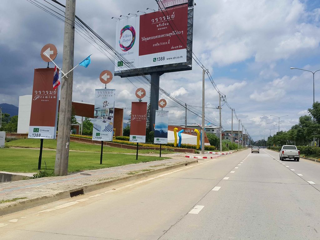 ภาพถนนตรงที่ มิ่งมิตร ตั้งอยู่ ถ่ายโดย jrcarlsen พ.ศ. 2558 (2015) · A street-level view of where มิ่งมิตร · Mingmit stands, by jrcarlsen in 2558 (2015)