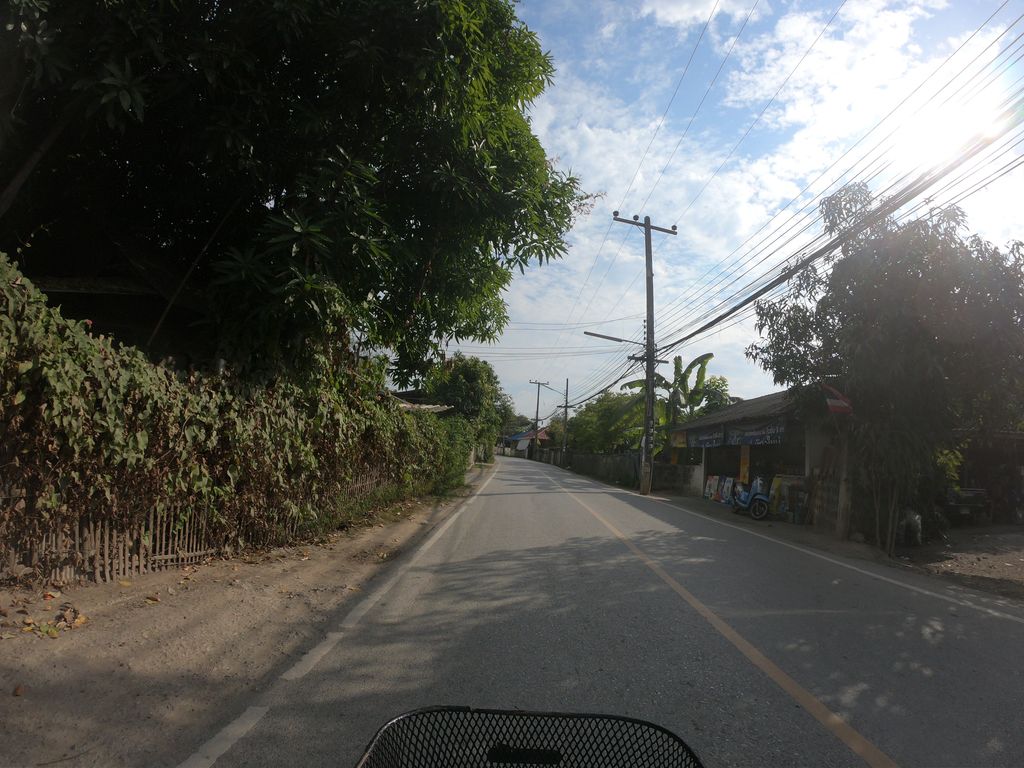 ภาพถนนตรงที่ ตลาดนัดบ้านยวม ตั้งอยู่ ถ่ายโดย chanuwath_grab พ.ศ. 2562 (2019) · A street-level view of where ตลาดนัดบ้านยวม · Nat Banyuam Market stands, by chanuwath_grab in 2562 (2019)
