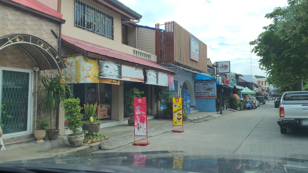 ภาพถนนตรงที่ มณีวรรณ์ รถมือสอง ตั้งอยู่ ถ่ายโดย jrcarlsen พ.ศ. 2564 (2021) · A street-level view of where มณีวรรณ์ รถมือสอง · Manioron Rotmuetong stands, by jrcarlsen in 2564 (2021)