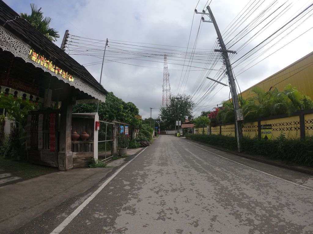 ภาพถนนตรงที่ CLÉ Cafe and Eatery ตั้งอยู่ ถ่ายโดย chanuwath_grab พ.ศ. 2562 (2019) · A street-level view of where CLÉ Cafe and Eatery stands, by chanuwath_grab in 2562 (2019)