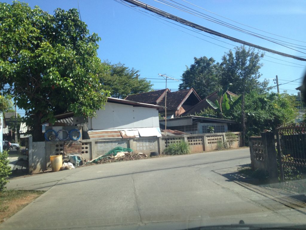 ภาพถนนตรงที่ ร้านบ้านเรา ตั้งอยู่ ถ่ายโดย jimwatana พ.ศ. 2558 (2015) · A street-level view of where ร้านบ้านเรา · Ran Ban Rao stands, by jimwatana in 2558 (2015)