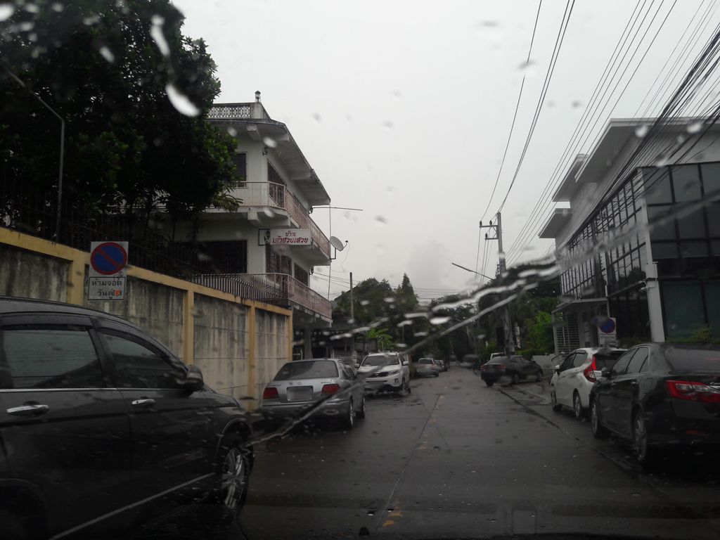 ภาพถนนตรงที่ Chiang Mai Kiddee Daycare and Kindergarten ตั้งอยู่ ถ่ายโดย superbate พ.ศ. 2561 (2018) · A street-level view of where Chiang Mai Kiddee Daycare and Kindergarten stands, by superbate in 2561 (2018)
