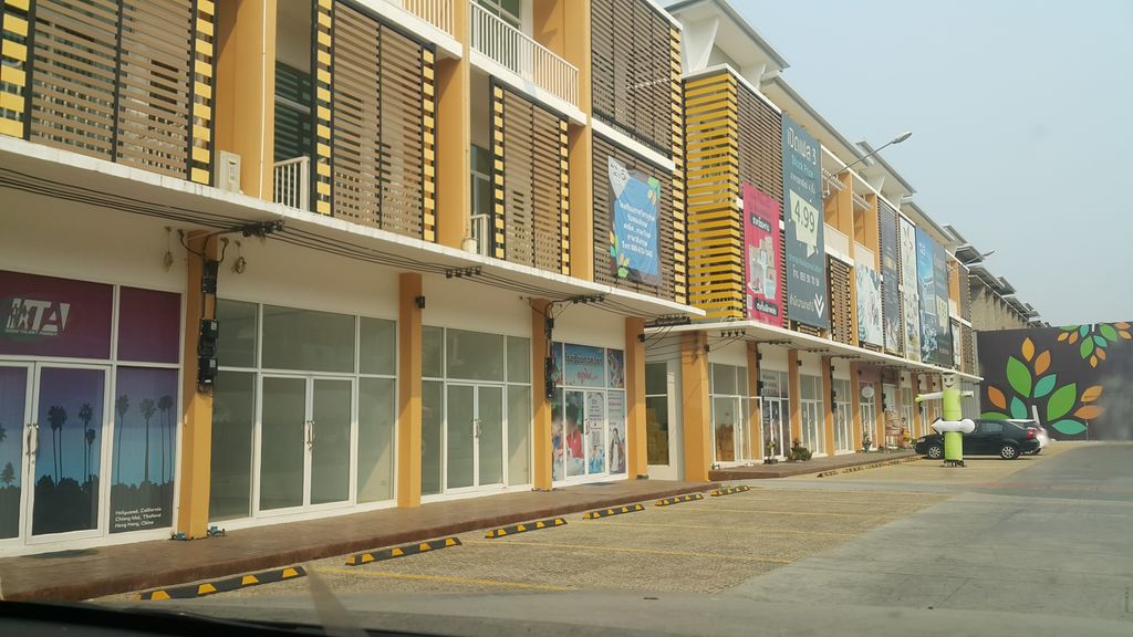 ภาพถนนตรงที่ High Queen สตาร์อเวนิว 5 ตั้งอยู่ ถ่ายโดย jrcarlsen พ.ศ. 2562 (2019) · A street-level view of where High Queen สตาร์อเวนิว 5 stands, by jrcarlsen in 2562 (2019)