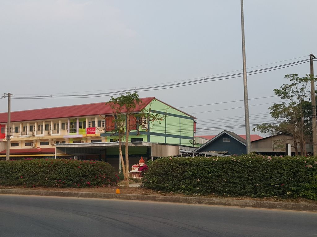 ภาพถนนตรงที่ ร้านเพลินพิศ คาราโอเกะ ตั้งอยู่ ถ่ายโดย jrcarlsen พ.ศ. 2559 (2016) · A street-level view of where ร้านเพลินพิศ คาราโอเกะ · Ran Phloenphit Kharaoke stands, by jrcarlsen in 2559 (2016)