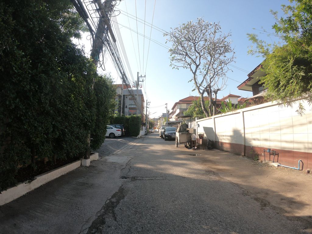 ภาพถนนตรงที่ Whole Gain ตั้งอยู่ ถ่ายโดย chanuwath_grab พ.ศ. 2562 (2019) · A street-level view of where Whole Gain stands, by chanuwath_grab in 2562 (2019)