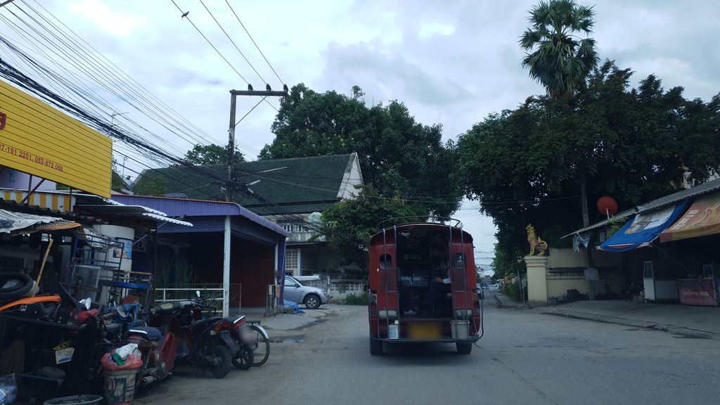 ภาพถนนตรงที่ ร้านอาหารหมอกเฮียวเงิน ตั้งอยู่ ถ่ายโดย silamanee พ.ศ. 2561 (2018) · A street-level view of where ร้านอาหารหมอกเฮียวเงิน · Mok Hiao Ngoen Restaurant stands, by silamanee in 2561 (2018)