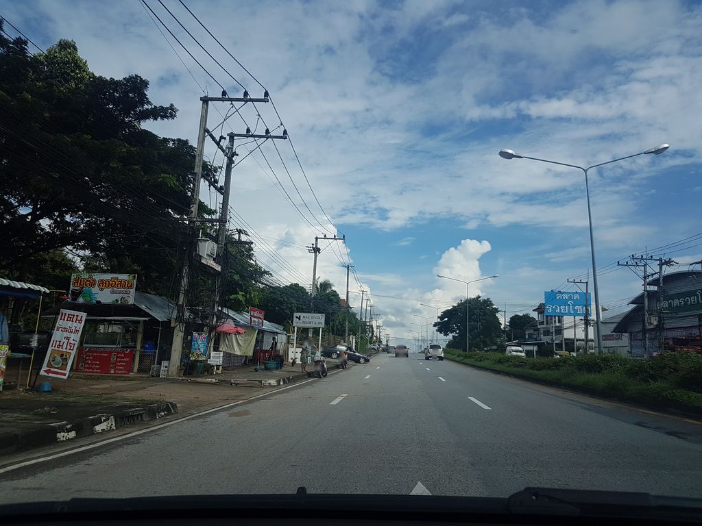 ภาพถนนตรงที่ ใครไม่เด้ง โอเด้ง ตั้งอยู่ ถ่ายโดย ekkarin พ.ศ. 2561 (2018) · A street-level view of where ใครไม่เด้ง โอเด้ง · Khraimaideng Odeng stands, by ekkarin in 2561 (2018)