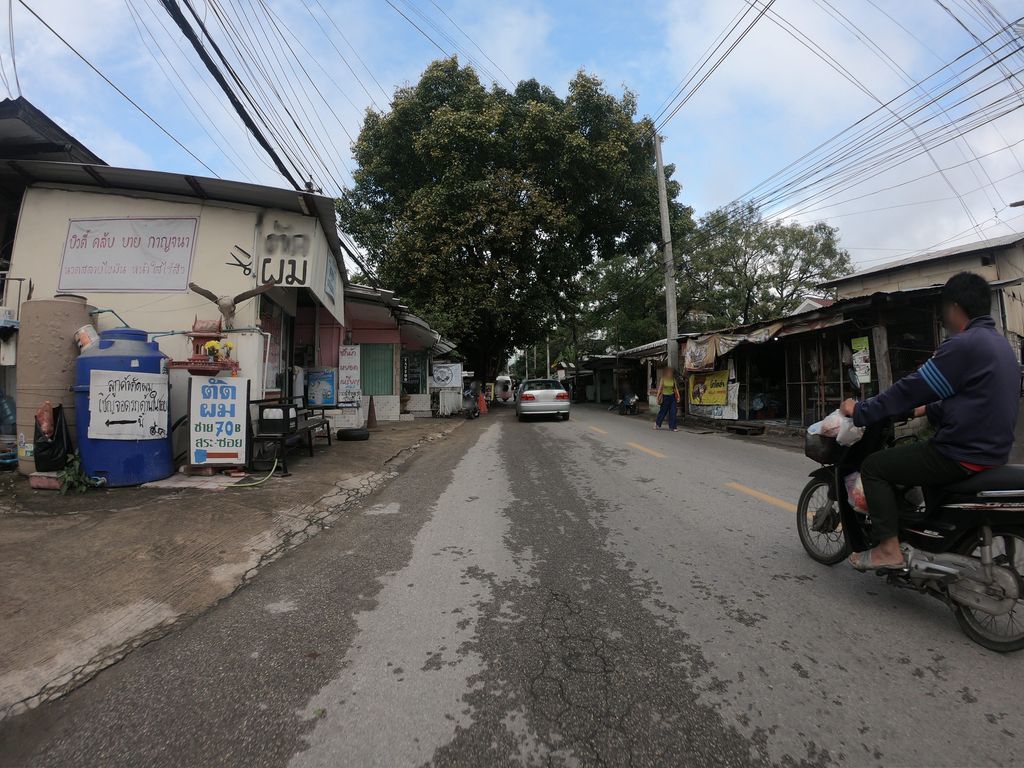 ภาพถนนตรงที่ กรณ์กาญจน์การค้า ตั้งอยู่ ถ่ายโดย chanuwath_grab พ.ศ. 2562 (2019) · A street-level view of where กรณ์กาญจน์การค้า · Kon Kancha Kankha stands, by chanuwath_grab in 2562 (2019)