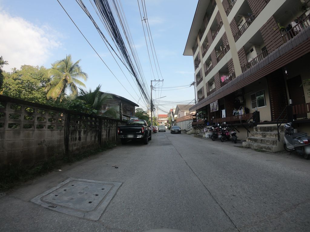 ภาพถนนตรงที่ จิตติมา ซาลอน ตั้งอยู่ ถ่ายโดย chanuwath_grab พ.ศ. 2562 (2019) · A street-level view of where จิตติมา ซาลอน · Chittima Salon stands, by chanuwath_grab in 2562 (2019)