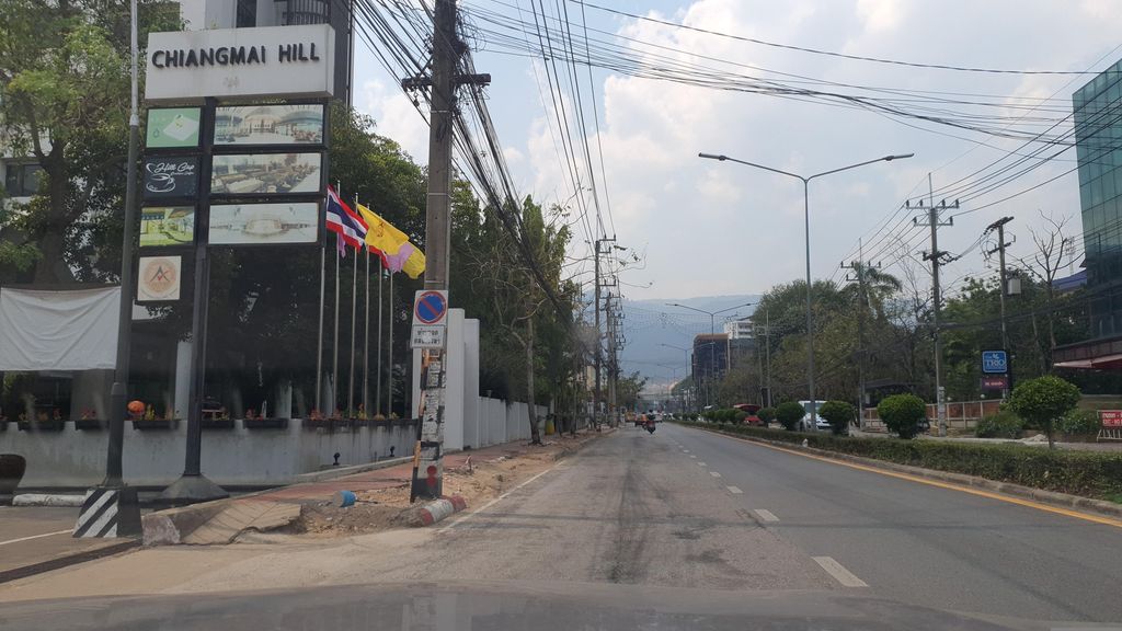 ภาพถนนตรงที่ Chiang Mai Hill Hotel ตั้งอยู่ ถ่ายโดย jrcarlsen พ.ศ. 2566 (2023) · A street-level view of where Chiang Mai Hill Hotel stands, by jrcarlsen in 2566 (2023)