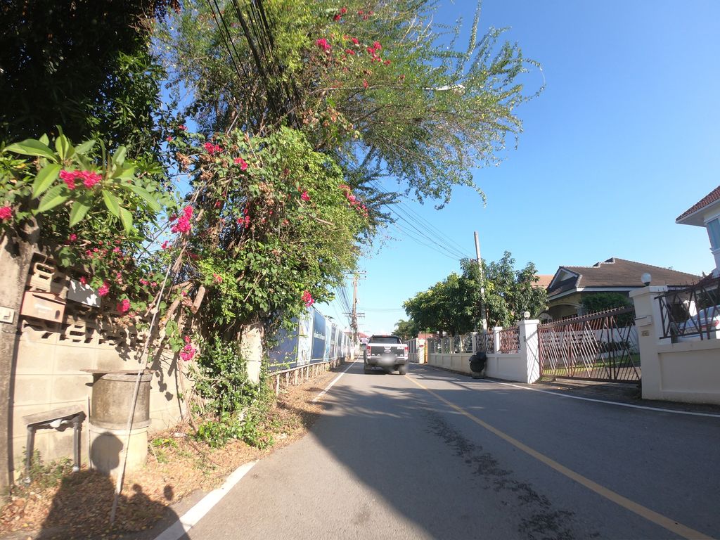 ภาพถนนตรงที่ ตำปากเปิด ตั้งอยู่ ถ่ายโดย chanuwath_grab พ.ศ. 2562 (2019) · A street-level view of where ตำปากเปิด · Tampakpoet stands, by chanuwath_grab in 2562 (2019)
