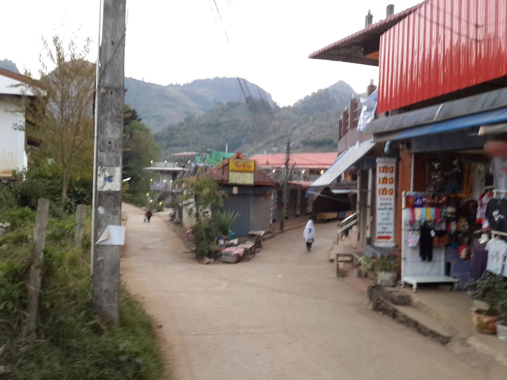 ภาพถนนตรงที่ บ้านพักนาหา ดอยอ่างขาง ตั้งอยู่ ถ่ายโดย mishari พ.ศ. 2558 (2015) · A street-level view of where บ้านพักนาหา ดอยอ่างขาง · Na Ha Doi Angkhang Guest house stands, by mishari in 2558 (2015)