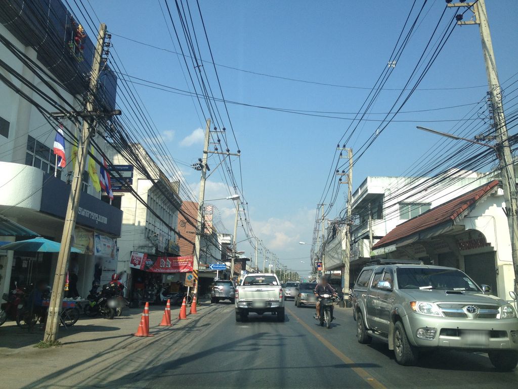 ภาพถนนตรงที่ ร้านอาหารคุณยาย By.สเต็กเด็กแนวสาขาสันป่าตอง ตั้งอยู่ ถ่ายโดย jimwatana พ.ศ. 2558 (2015) · A street-level view of where ร้านอาหารคุณยาย By.สเต็กเด็กแนวสาขาสันป่าตอง · Khunyai By.Steak Deknaeo Sakha San Pa Tong Restaurant stands, by jimwatana in 2558 (2015)