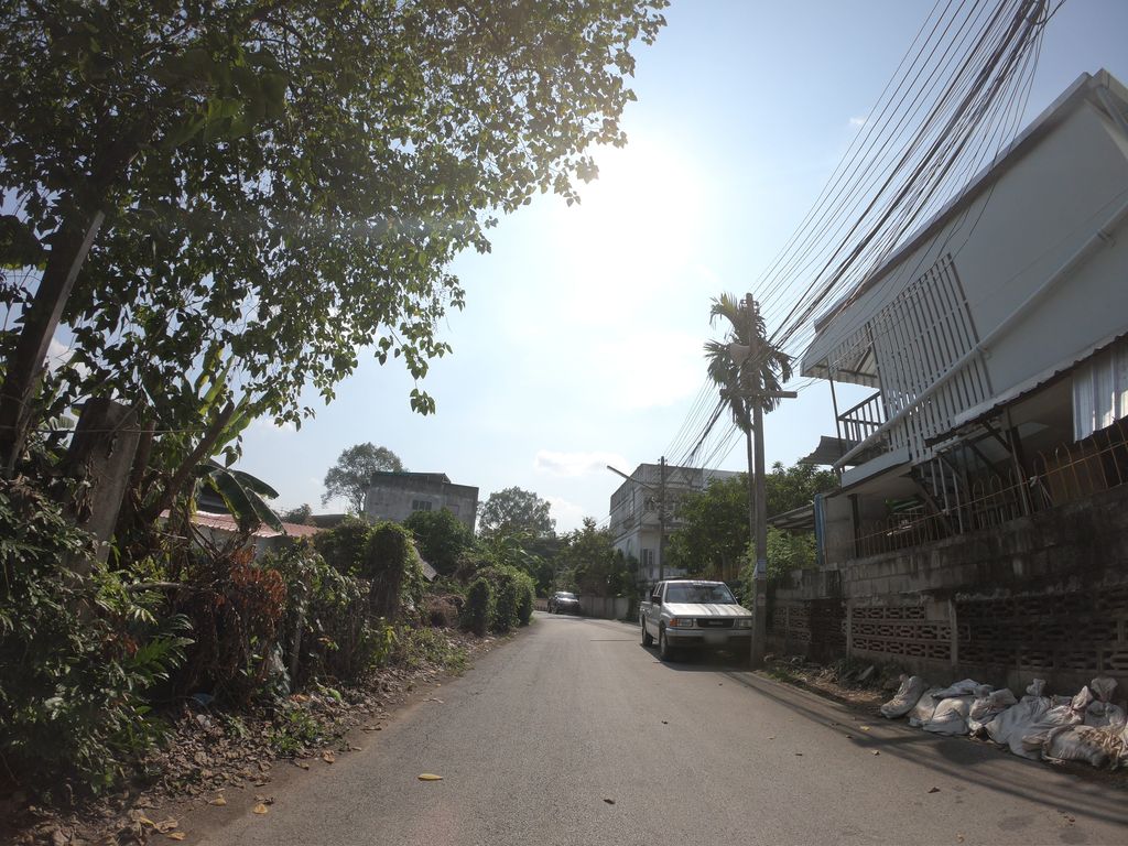 ภาพถนนตรงที่ Madam SP Tattoo studio ตั้งอยู่ ถ่ายโดย chanuwath_grab พ.ศ. 2562 (2019) · A street-level view of where Madam SP Tattoo studio stands, by chanuwath_grab in 2562 (2019)