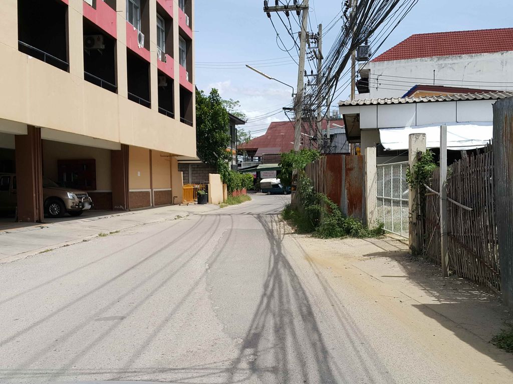 ภาพถนนตรงที่ Natee Place Hotel and Service Apartment ตั้งอยู่ ถ่ายโดย jrcarlsen พ.ศ. 2558 (2015) · A street-level view of where Natee Place Hotel and Service Apartment stands, by jrcarlsen in 2558 (2015)